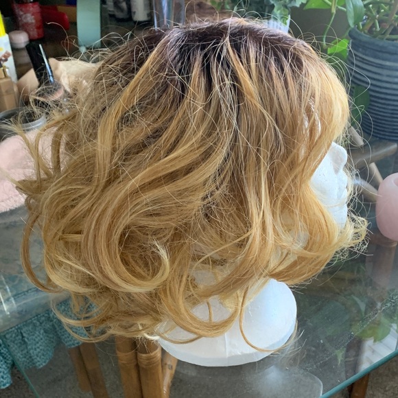 Chic Blonde Ombre Short Wig - Picture 2 of 5